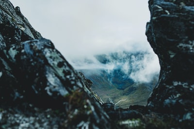 云海下的岩层